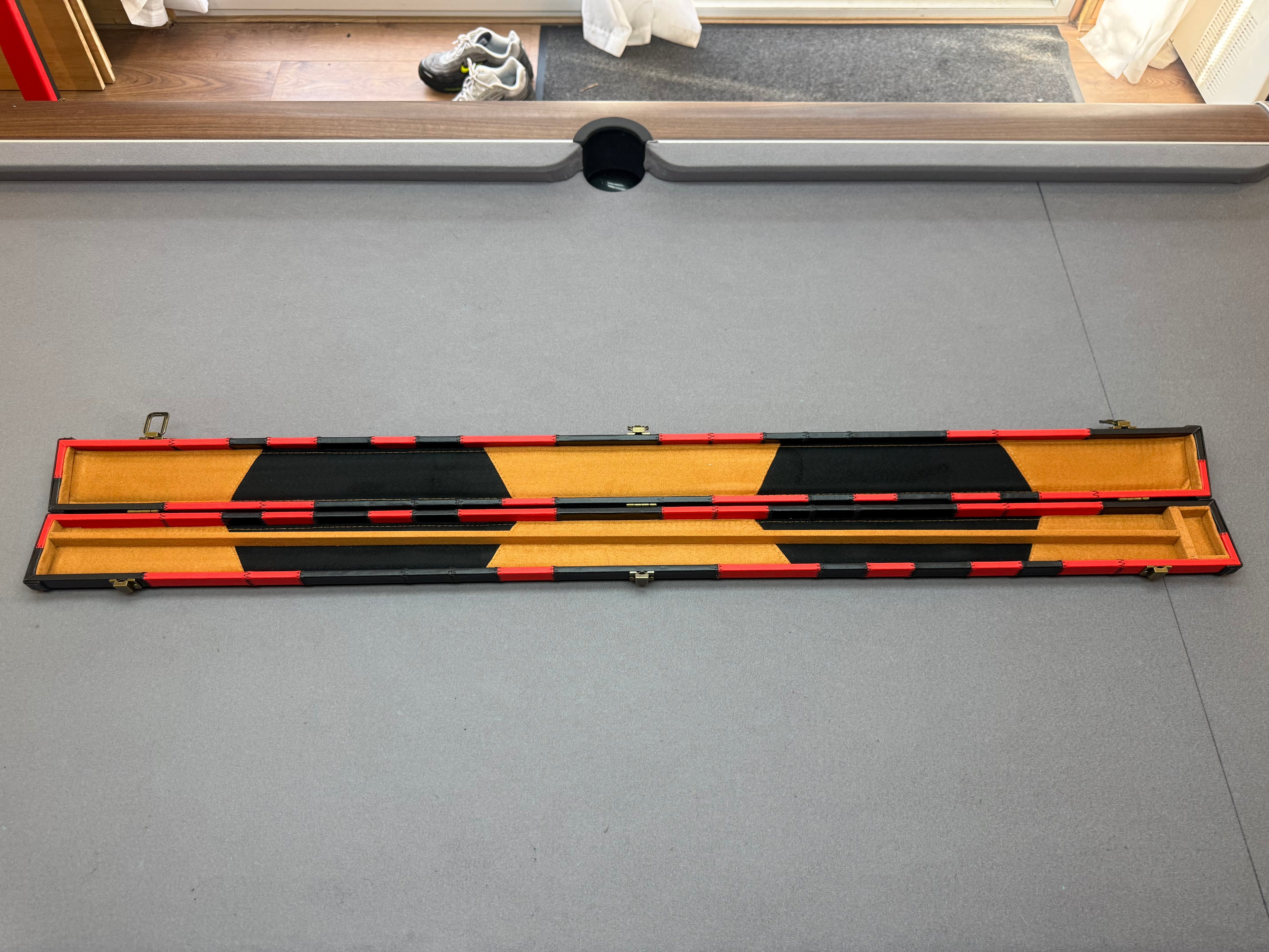 3/4 Cue Case  Red / black patch