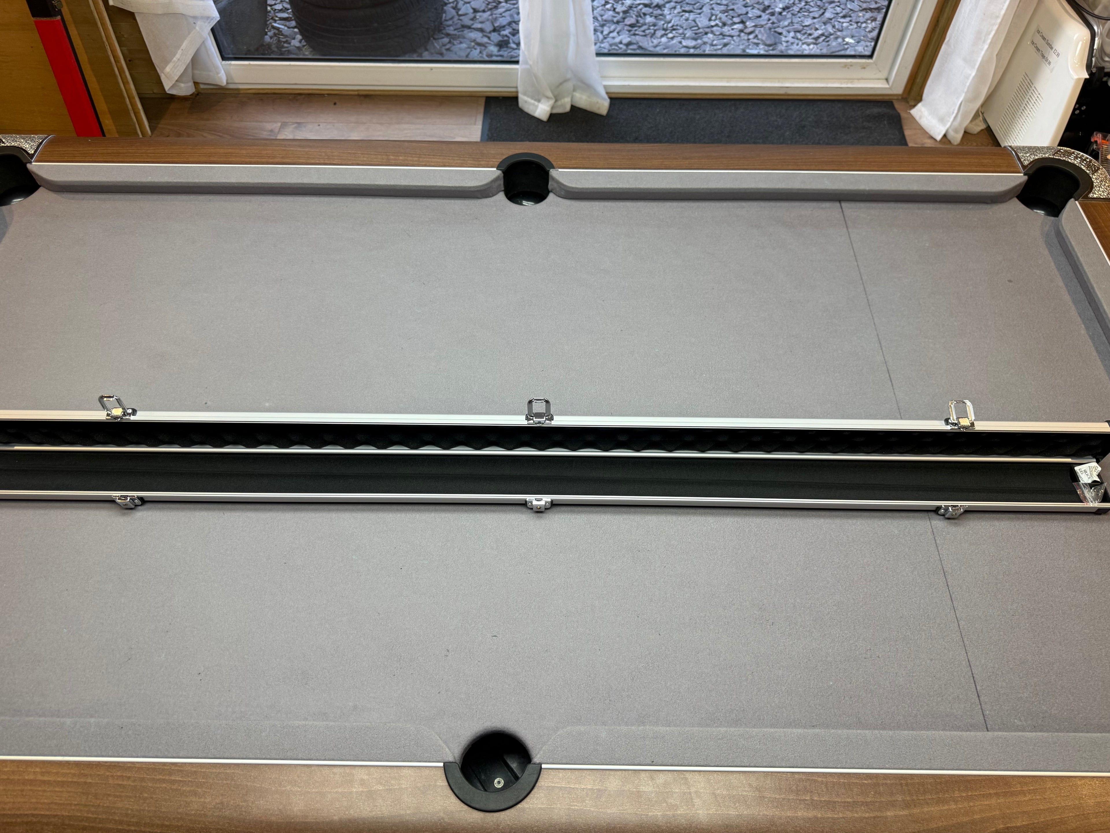 1 Piece locking Cue Case  silver aluminium