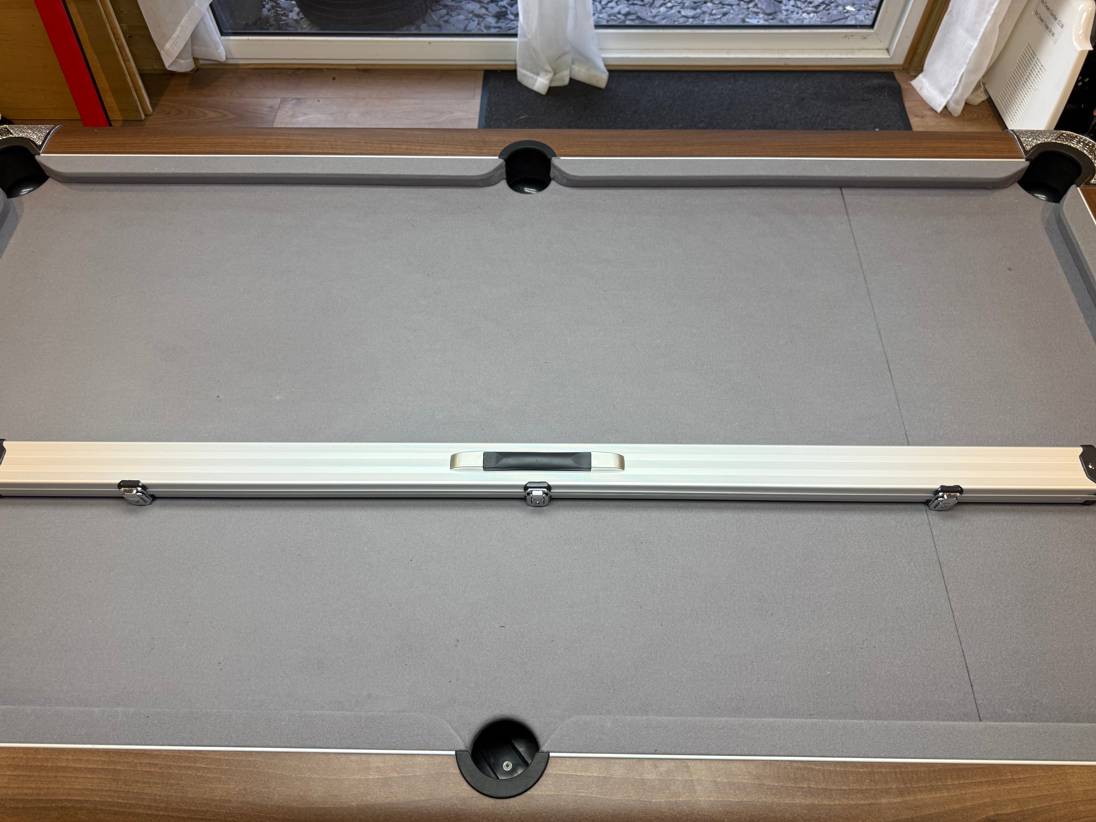 1 Piece locking Cue Case  silver aluminium