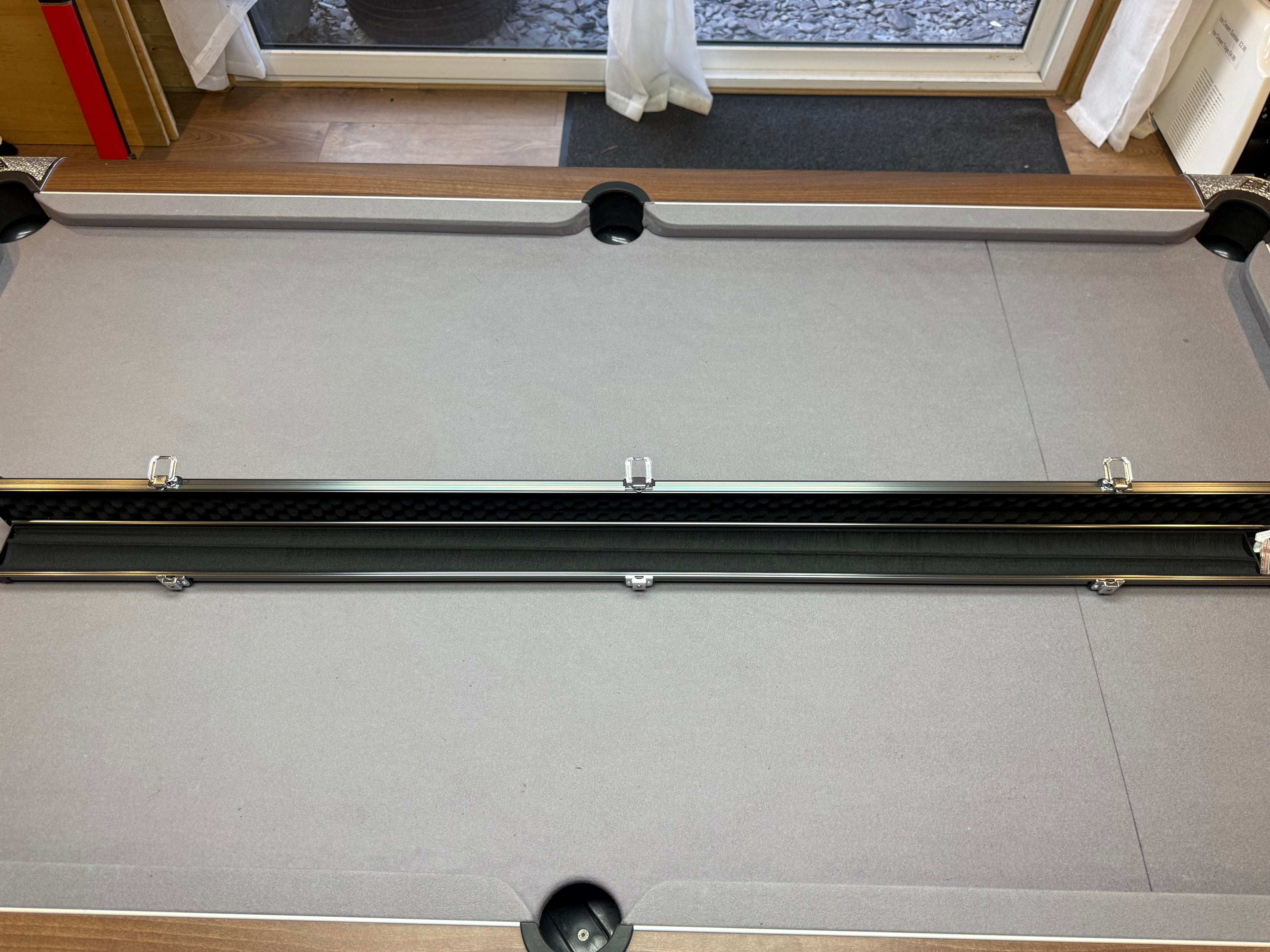1 Piece locking Cue Case  gray aluminium