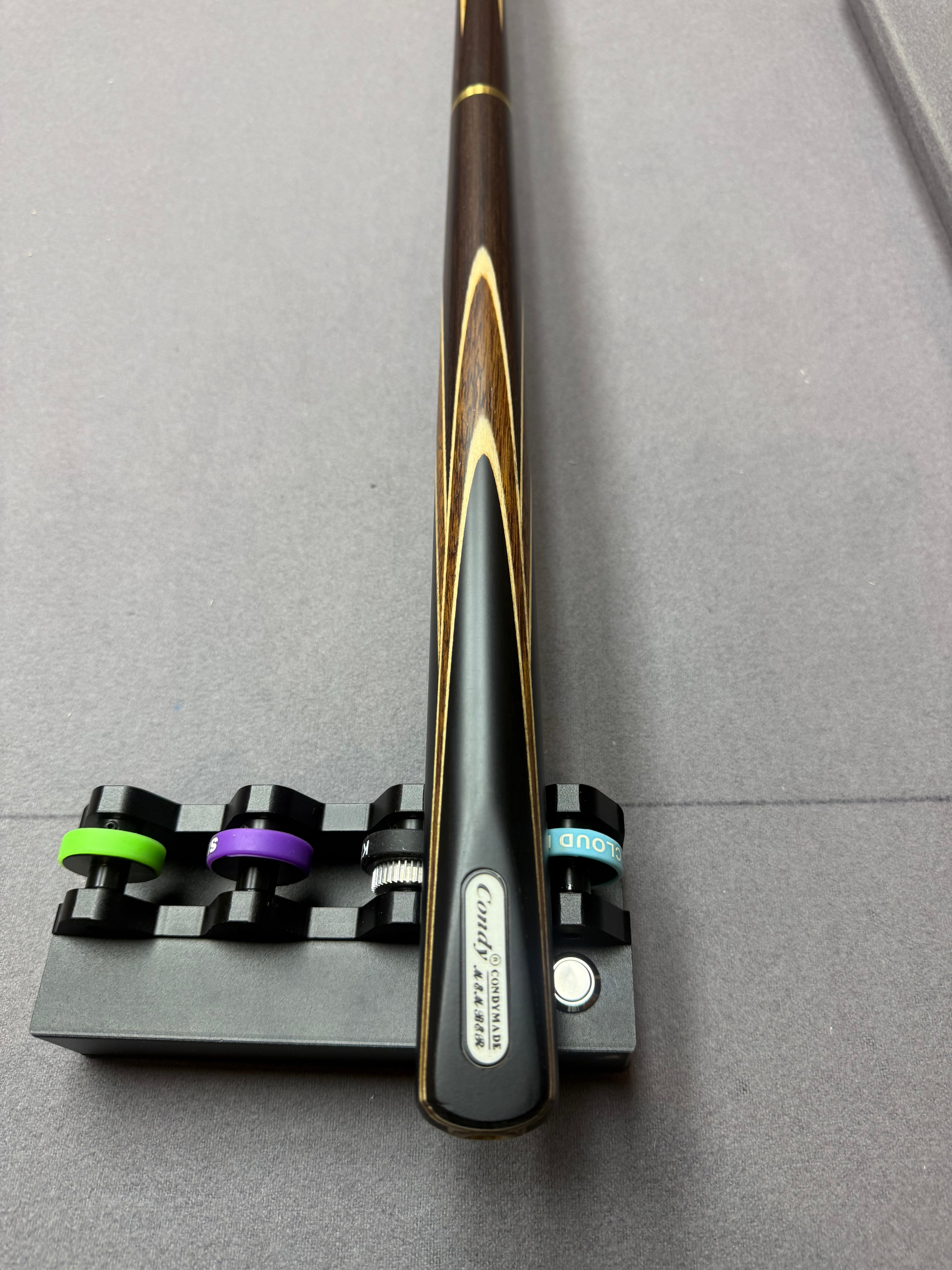 Omin condy member. Black / brown  3/4 split cue