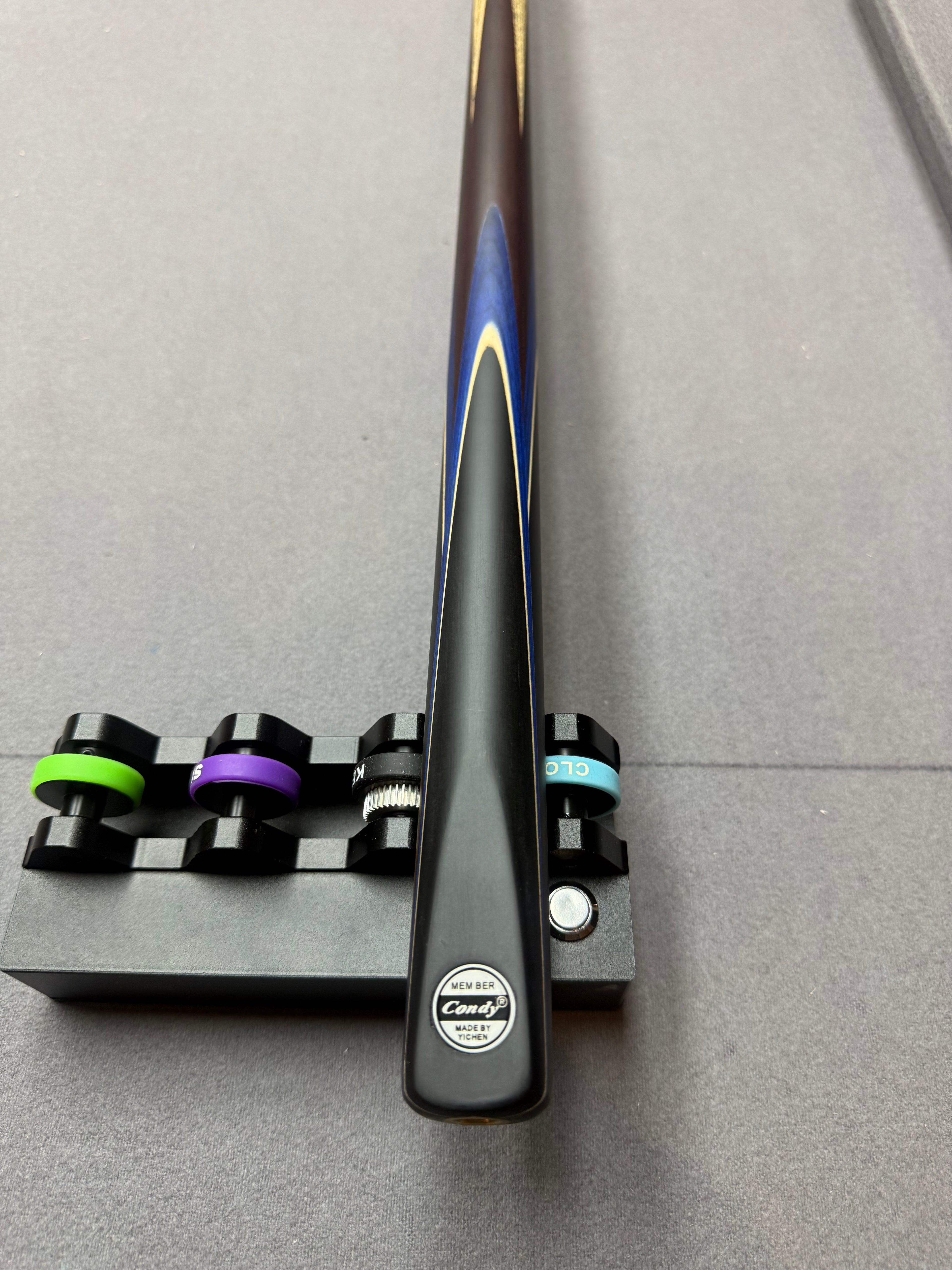 Omin Condy   1 piece cue  black / blue