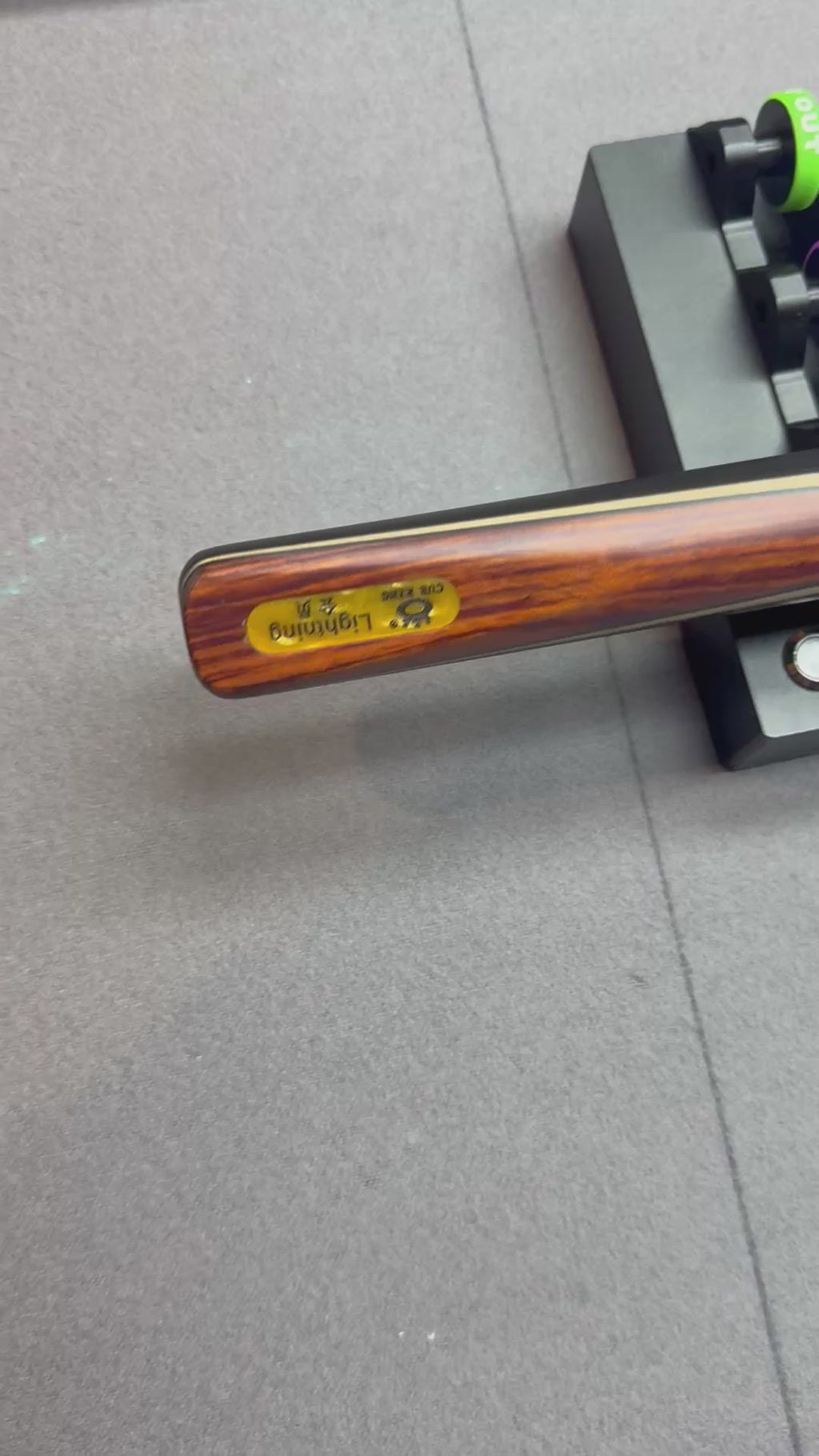 Omin Lightning 3/4 cue
