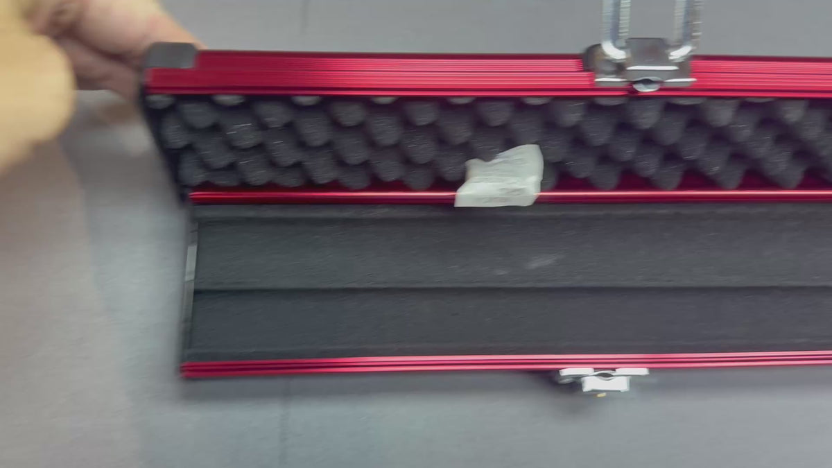 3/4 Cue Case   Red aluminium.   Locking