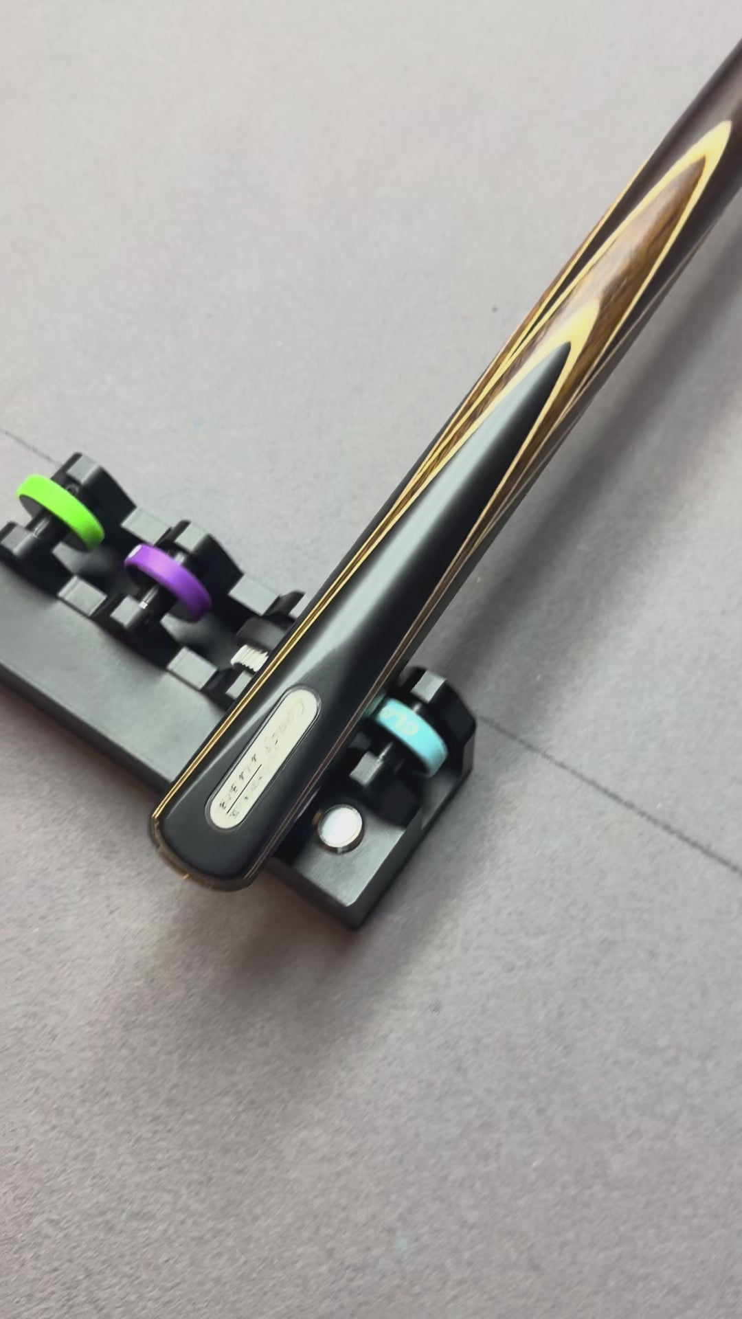 Omin condy member. Black / brown  3/4 split cue
